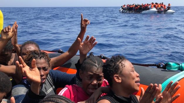 El buque ‘Open Arms’ llega al puerto de Algeciras con 87 migrantes, 12 de ellos menores