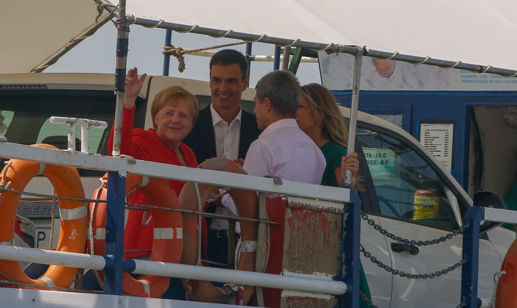 Angela Merkel y Pedro Sánchez cruzan el Guadalquivir para proseguir en Doñana su fin de semana de trabajo