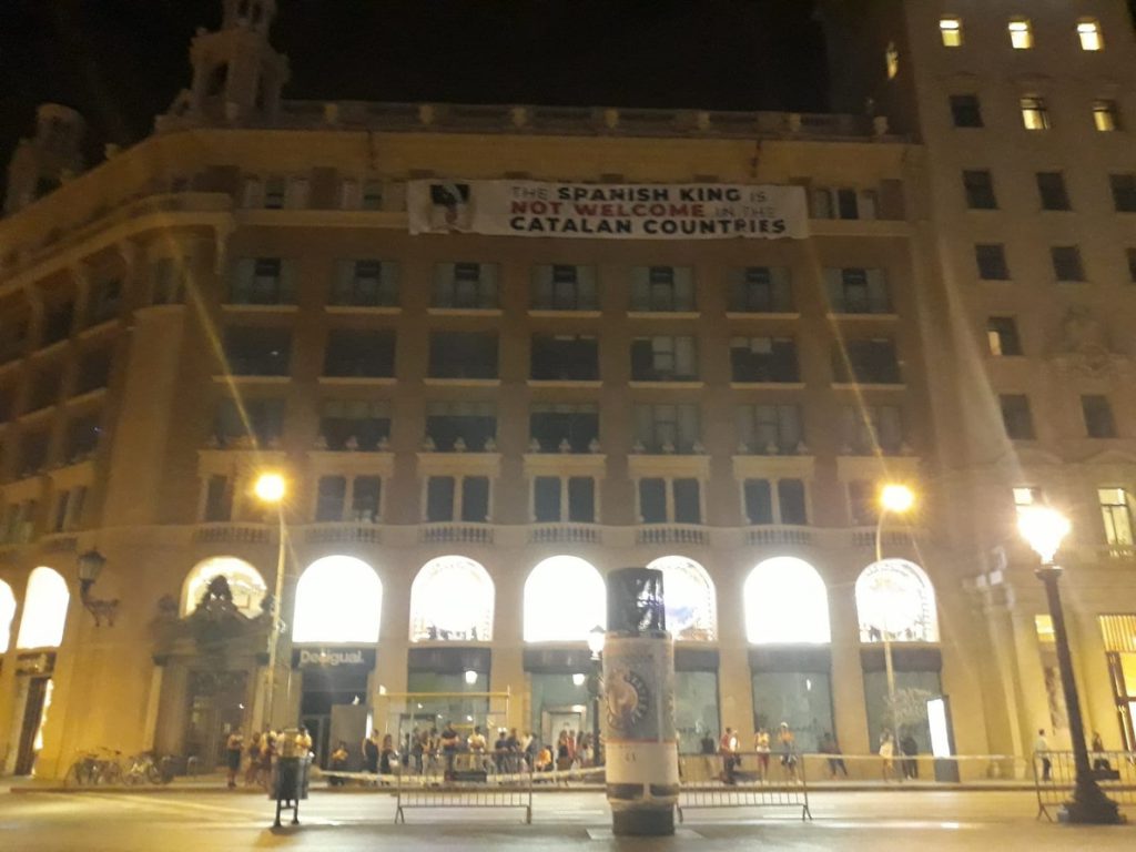 Despliegan una pancarta contra Felipe VI en Plaza Cataluña: «El Rey no es bienvenido en los países catalanes»