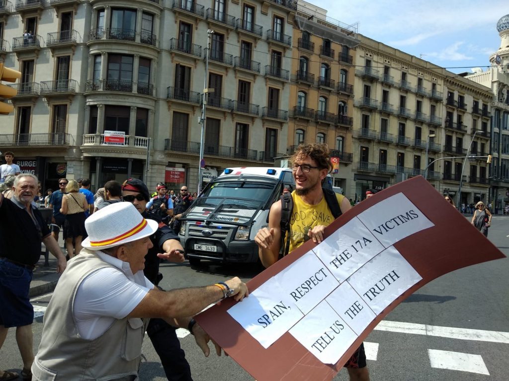 Enfrentamientos en Barcelona en el homenaje a las víctimas obligan a intervenir a los Mossos