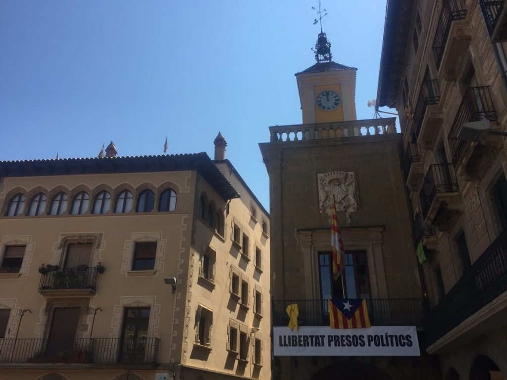 El Ayuntamiento de Vic emite por megafonía: «No nos desviemos de nuestro objetivo: la independencia de Cataluña»