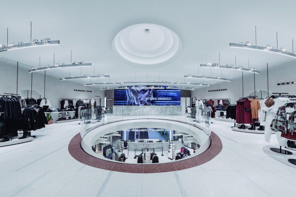 Inditex reabre su ‘flagship’ global en Milán, la segunda con sección ‘online’ en el mundo