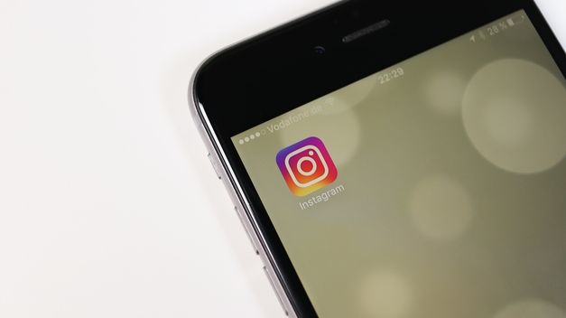 Instagram prueba una función para etiquetar otras personas en los vídeos