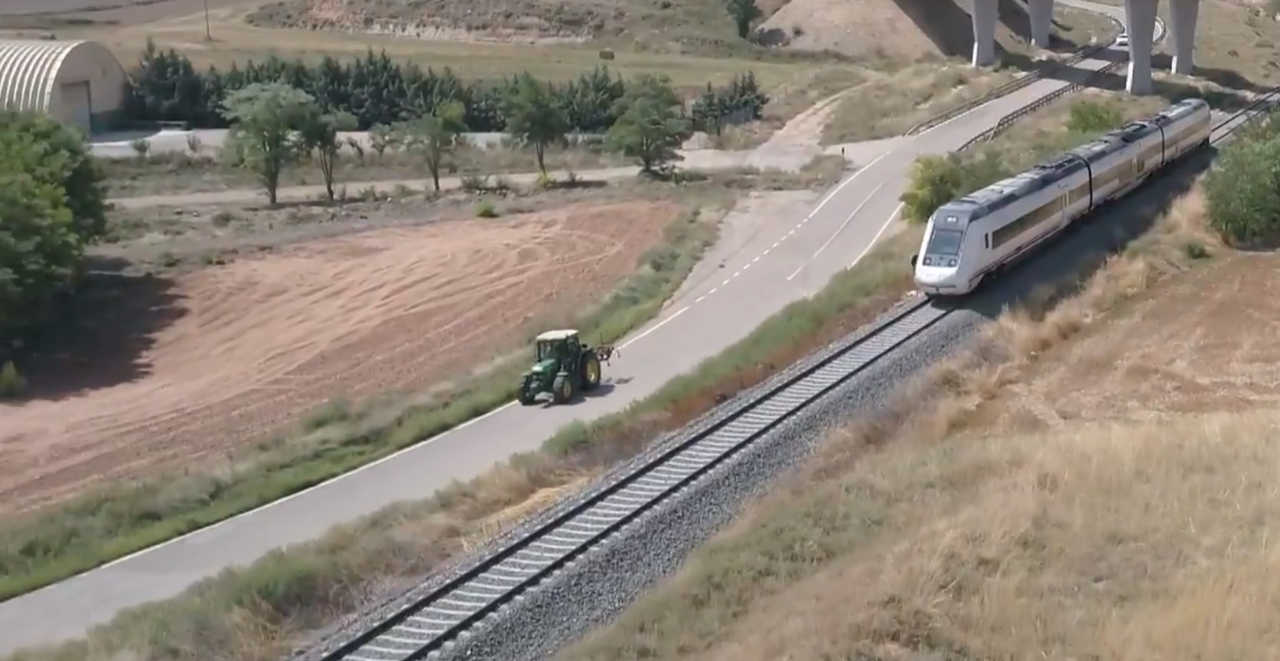 Un tractor consigue ir más rápido que un tren en Teruel