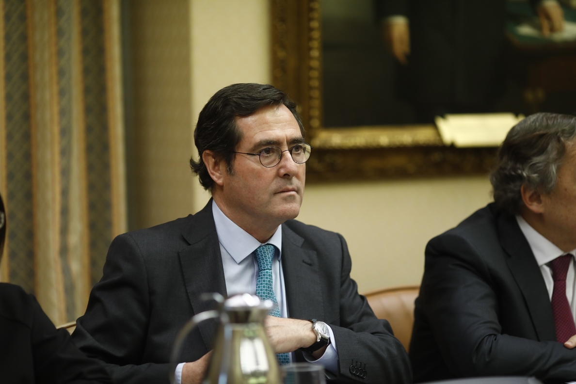 Garamendi reprocha a los políticos la «triste» imagen que dan «tirándose los trastos» por la tesis de Sánchez