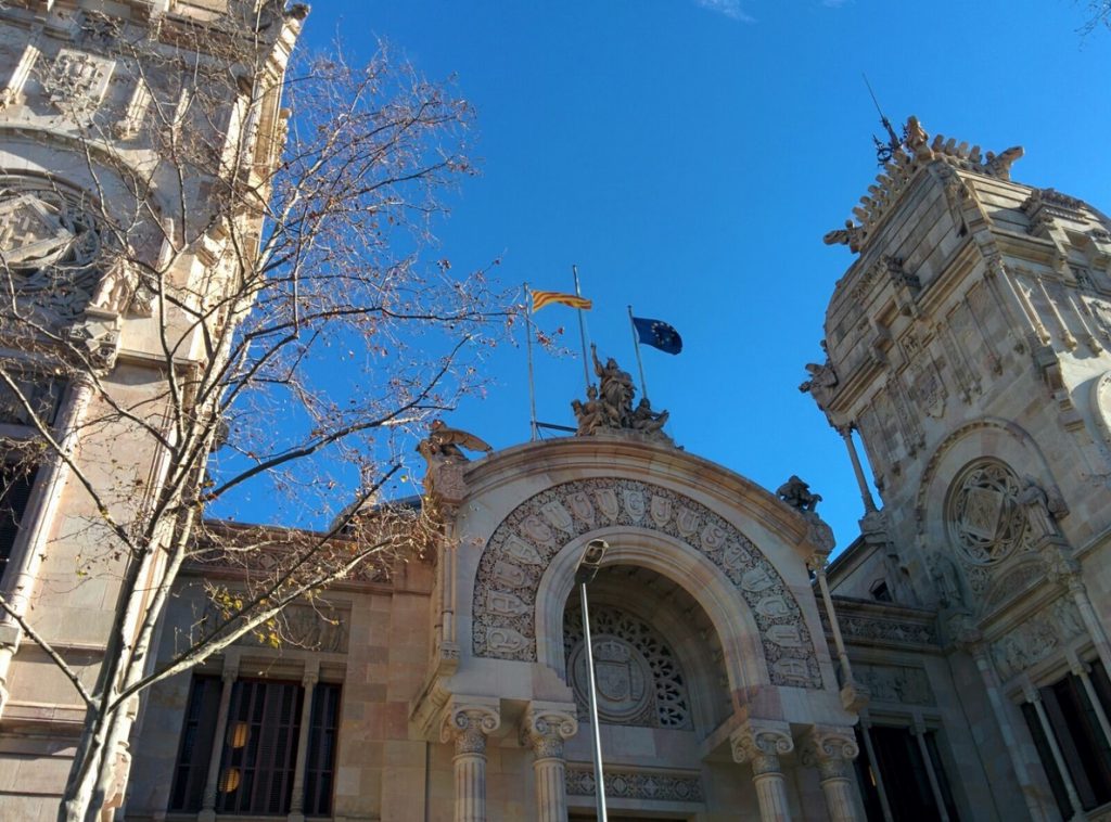 Cs pregunta al Ministerio de Justicia por un alto cargo en Barcelona que ha quitado el escudo de España de sus escritos