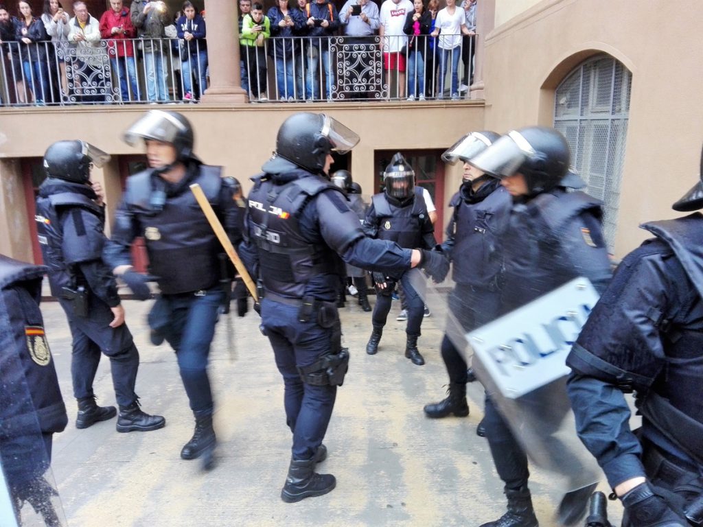 Investigados otros 13 policías por cargas en la escuela Ramon Llull de Barcelona el 1-O