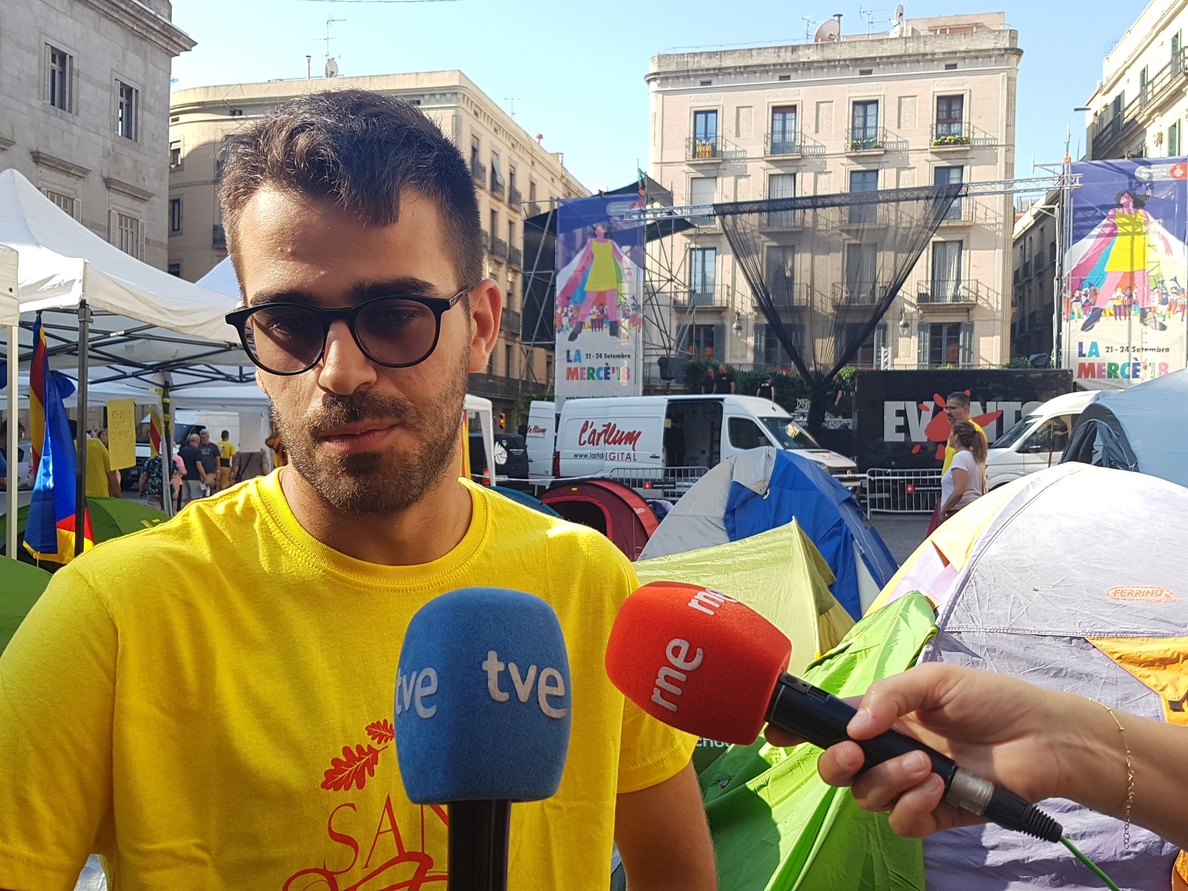 Acampados independentistas acuerdan con el Ayuntamiento de Barcelona quedarse reduciendo espacio