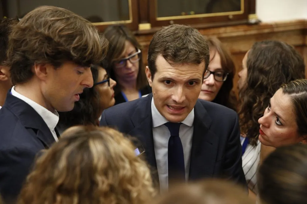 Casado recibe en el Congreso al rector de la Universidad de Georgetown en plena polémica por su máster