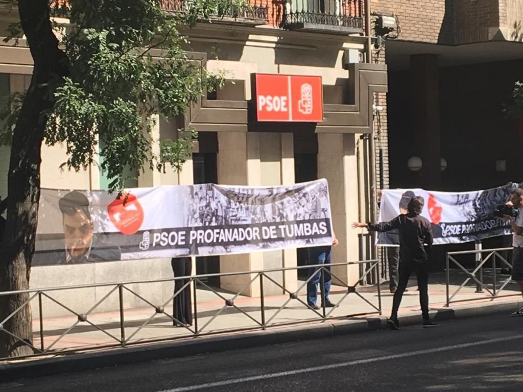 Despliegan ante la sede del PSOE en Ferraz dos pancartas contra la exhumación de Franco