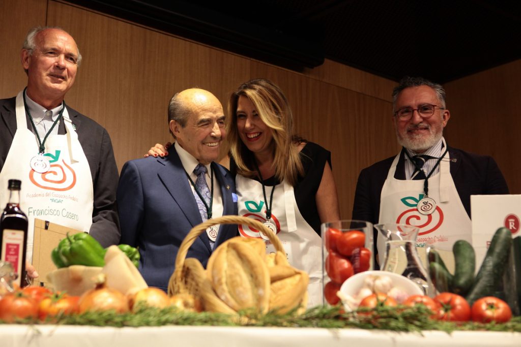 Susana Díaz reivindica la importancia del sector agroalimentario al ser distinguida por la Academia del Gazpacho Andaluz