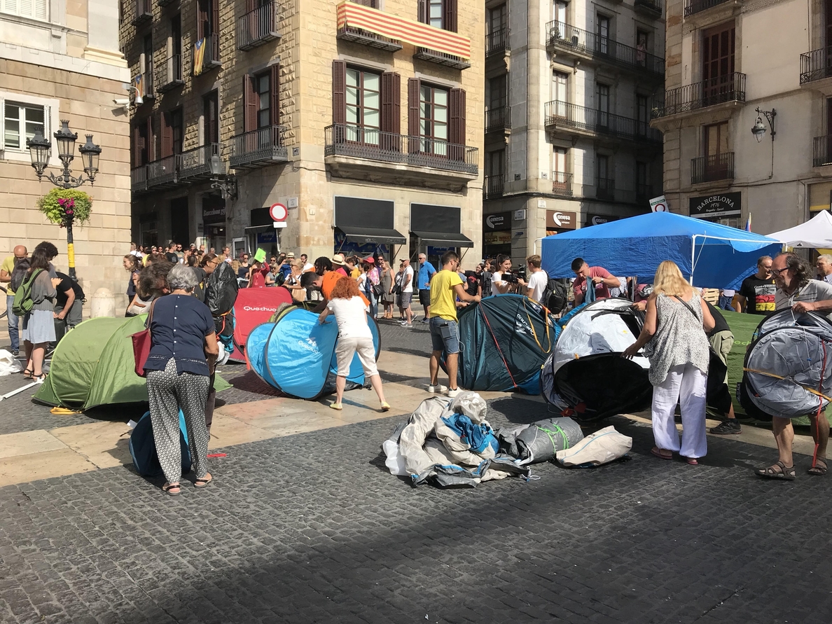 La acampada independentista vuelve a instalar una veintena de tiendas en la plaza Sant Jaume