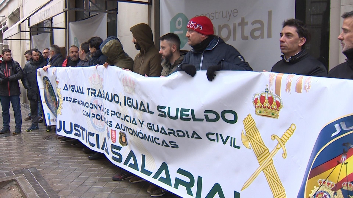 Asociaciones de la Guardia Civil exigen a Interior que se les apliquen las mejoras pactadas con Cataluña para los Mossos