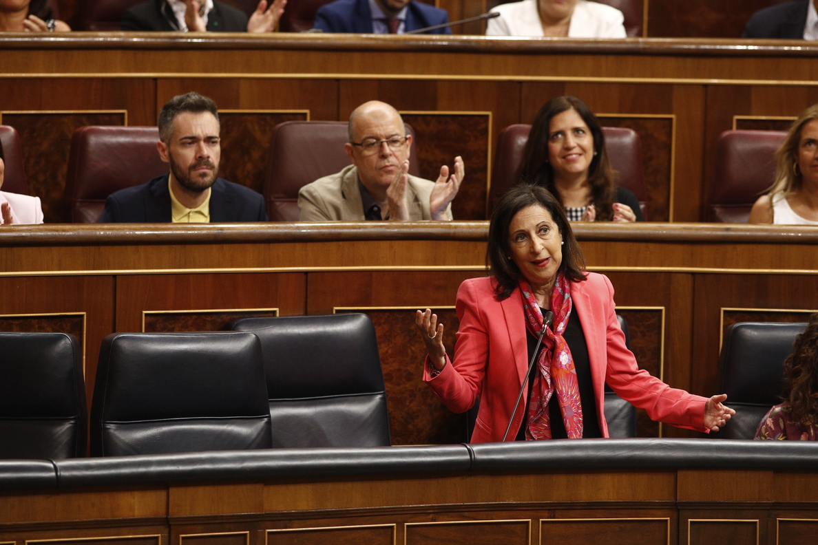 AMP- La ministra de Defensa dice que Rajoy dejó a España «muy comprometida para mal» y el PP la tacha de «ministra boba»