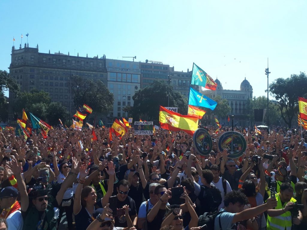 Tensión al final de la manifestación policial en Barcelona por el boicot de independentistas