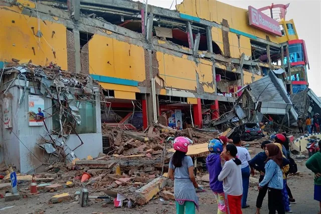 Los muertos por los terremotos y el tsunami en Indonesia se disparan a más de 1.200