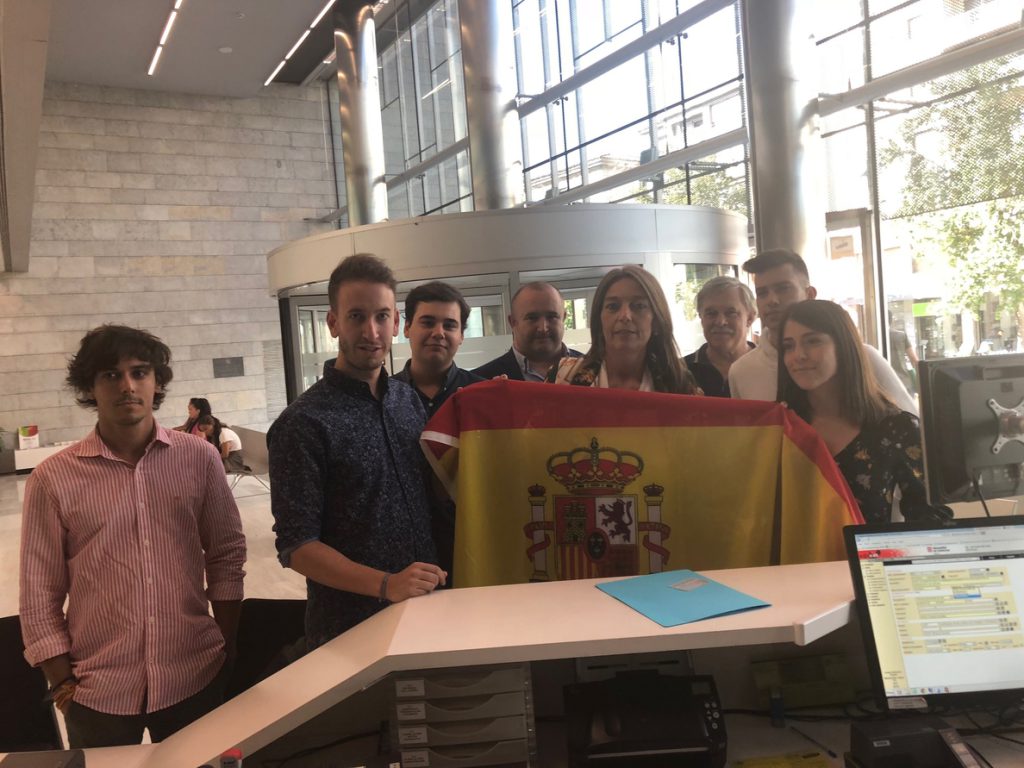 El PP lleva a la Delegación del Govern en Girona una bandera española para reponerla