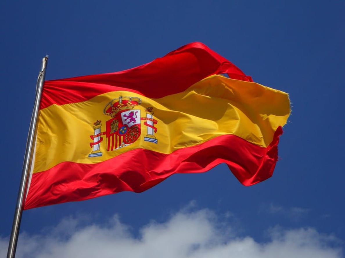 La bandera española cumple este sábado 175 años: Isabel II la impuso en 1843 como enseña común de los Ejércitos