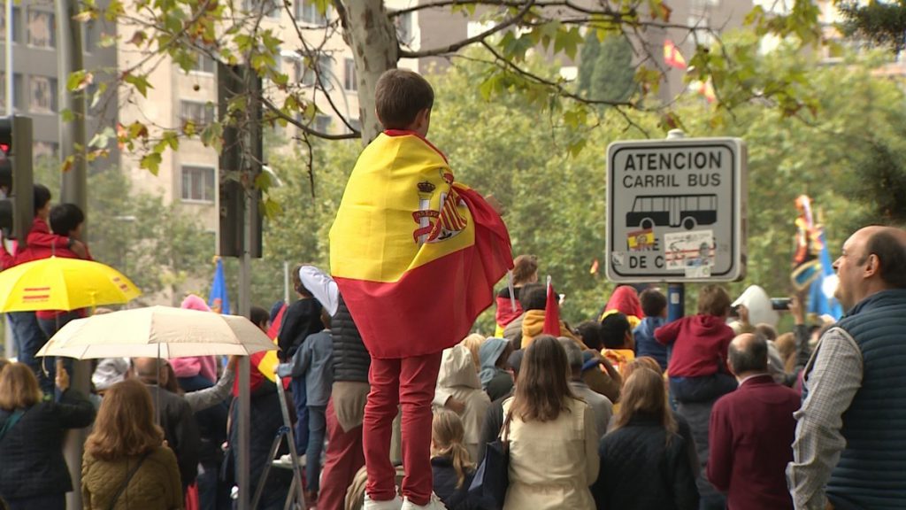 Miles de personas acuden al desfile militar del 12 de octubre en Madrid