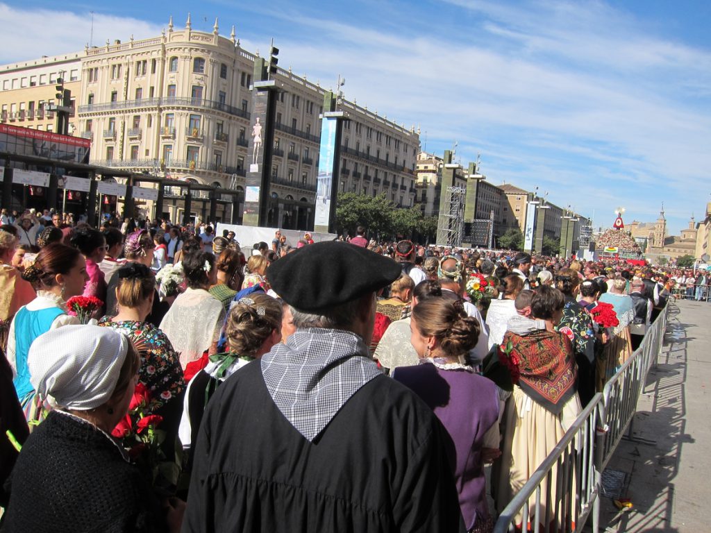 Más de 300.000 personas participan en la Ofrenda de Flores a la Virgen del Pilar, en Zaragoza