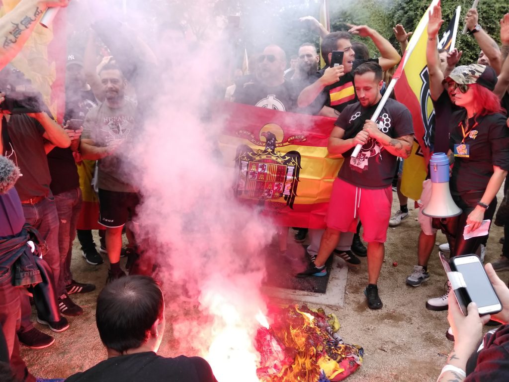 Unos 150 ultras se manifiestan en Barcelona por la unidad de España y contra el soberanismo