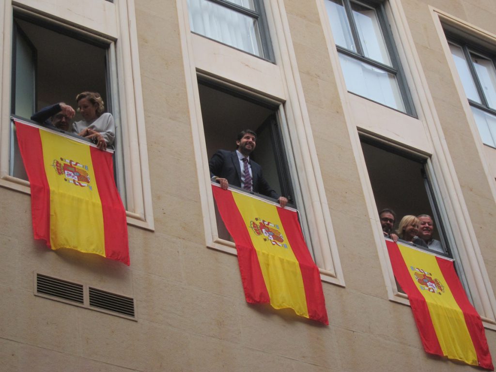 El presidente de Murcia ve «inaudito» que al PSOE le «moleste tanto la bandera de España» y «no los lazos amarillos»