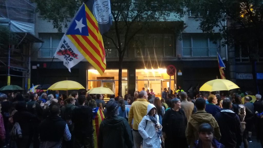 Unos 100 CDR protestan ante la sede de ERC al grito de ‘dimisión’ y ‘cobardes’