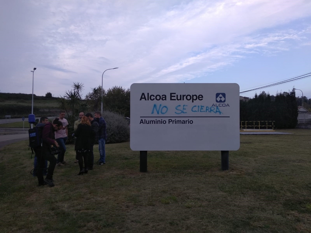 Gobierno, Xunta, Principado y sindicatos se reúnen mañana con Alcoa para abordar el futuro de las plantas