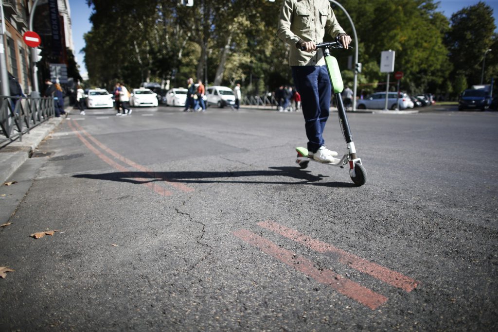 Entra en vigor mañana la ordenanza que limita a 30km/h la velocidad en vías de un carril y regula patinetes en Madrid