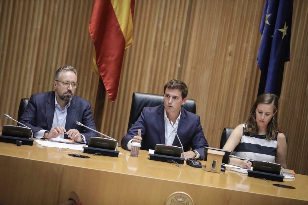 Rivera exige a Sánchez que impida la creación en Cataluña de instituciones «paralelas» con dinero público