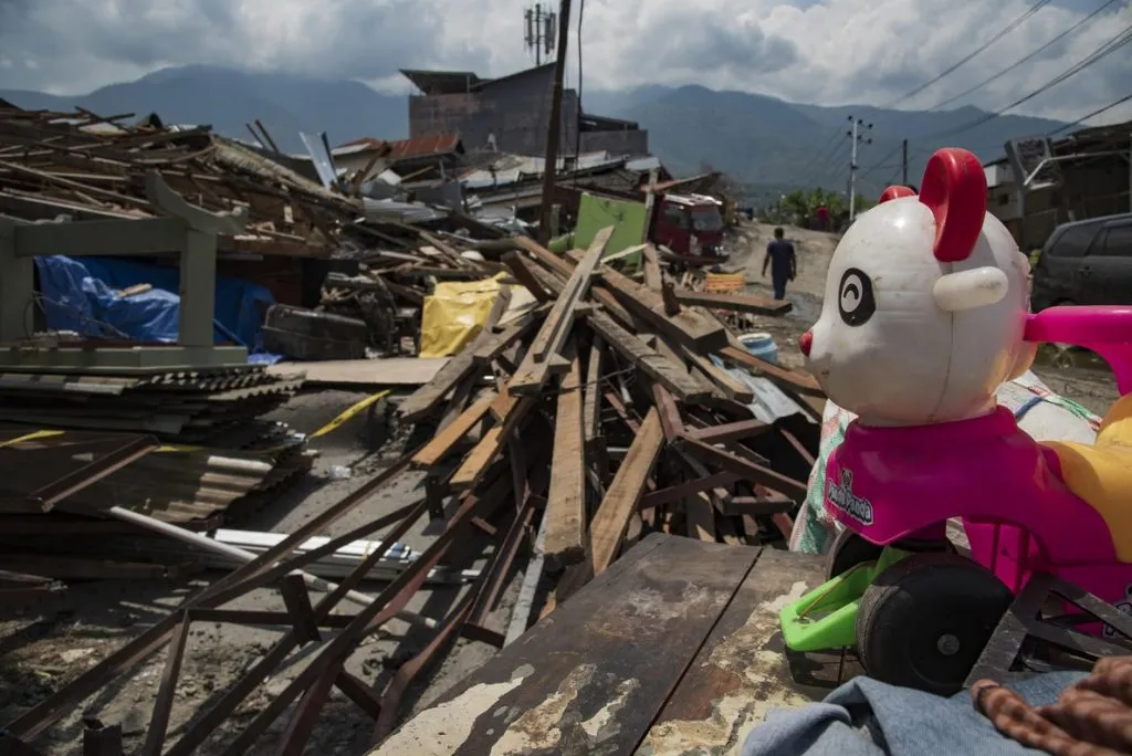 Unos 375.000 niños necesitan ayuda vital un mes después del terremoto  y el tsunami en Indonesia