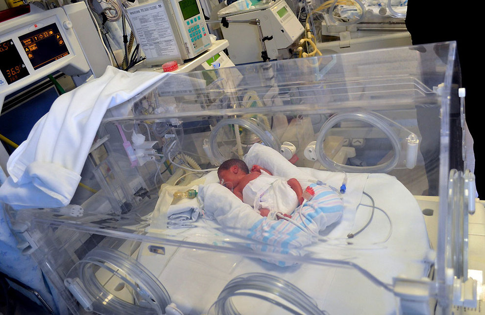 El Clínic de Barcelona pone cámaras en la UCI neonatal para favorecer el vínculo entre madres y bebés