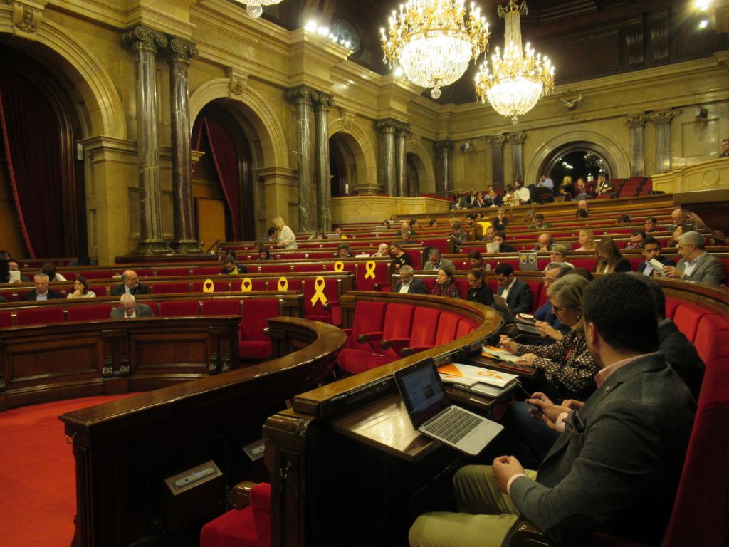 El Parlament rechaza la disolución del Diplocat y las delegaciones del Govern en el exterior