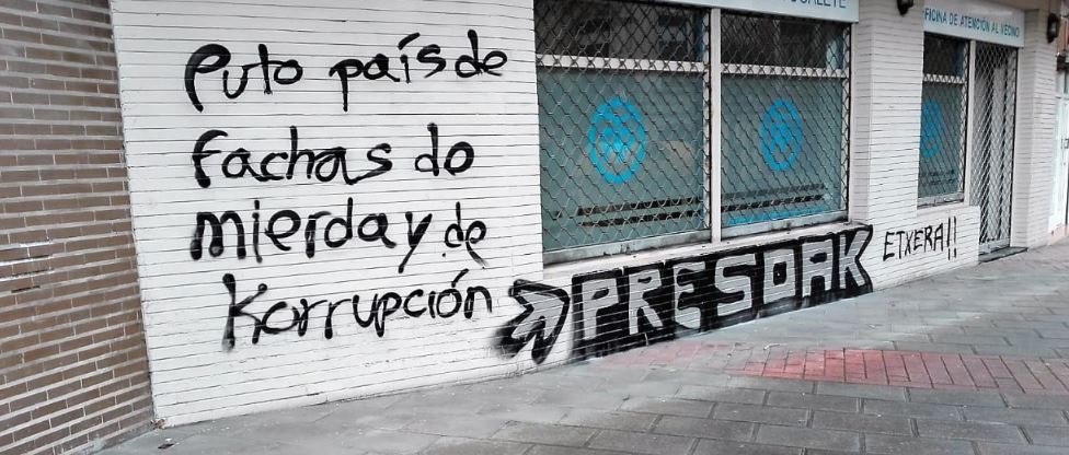 Aparecen pintadas insultantes y en favor de los presos de ETA en la sede del PP en Portugalete (Vizcaya)