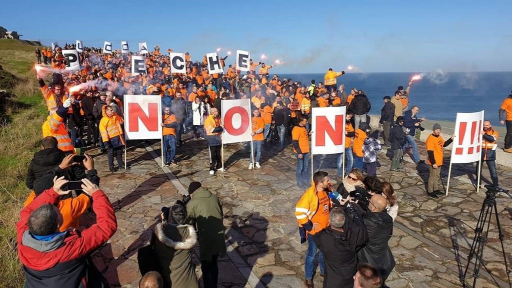 Centenares de personas protestan en A Coruña en contra del cierre de Alcoa