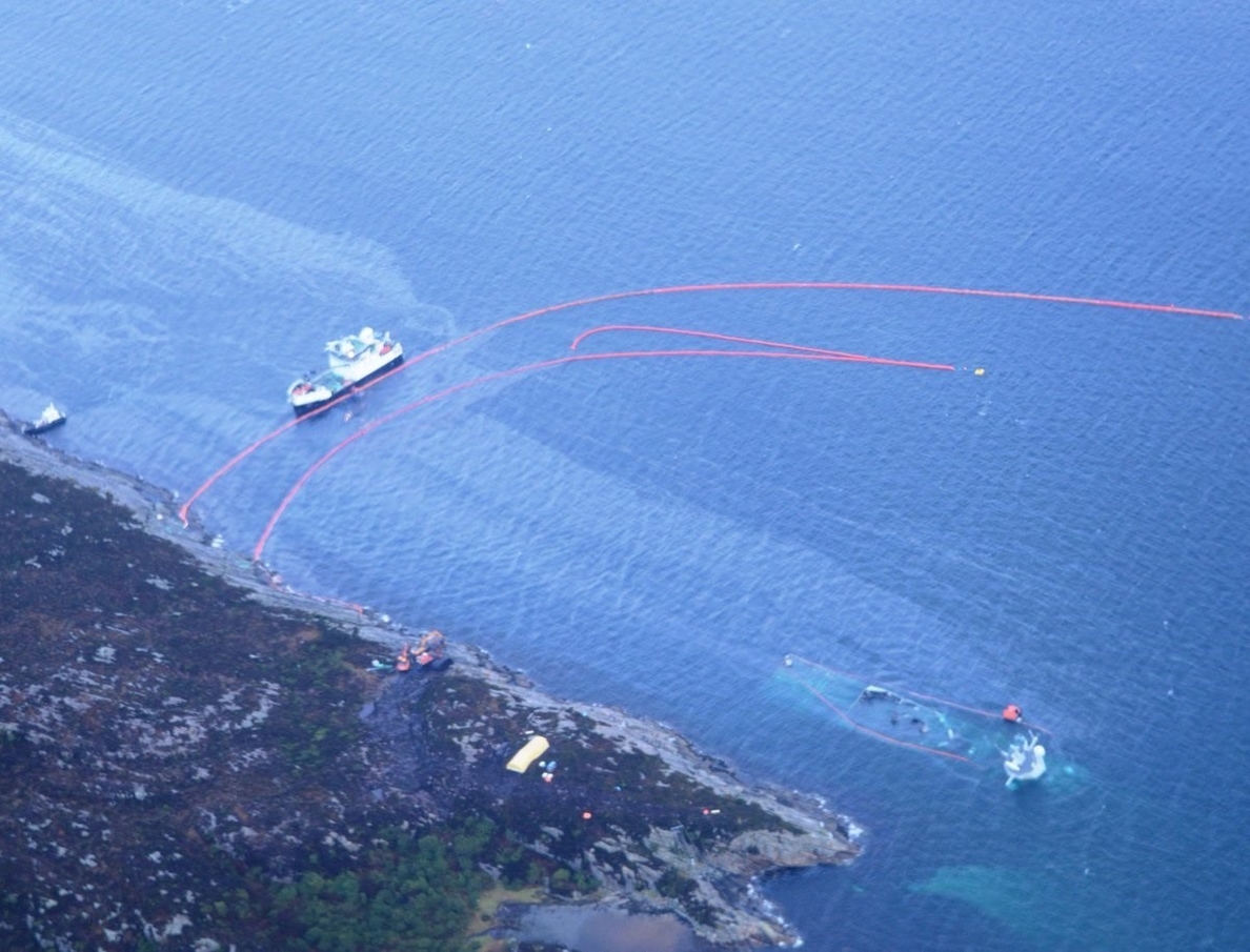 La fragata noruega que impactó con un petrolero está prácticamente hundida