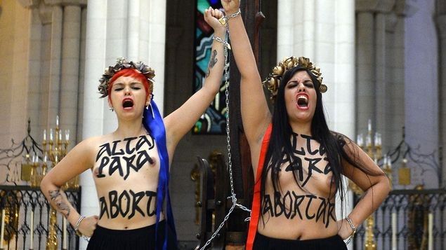 Dos activistas de Femen serán juzgadas mañana por encadenarse a un crucifijo de La Almudena