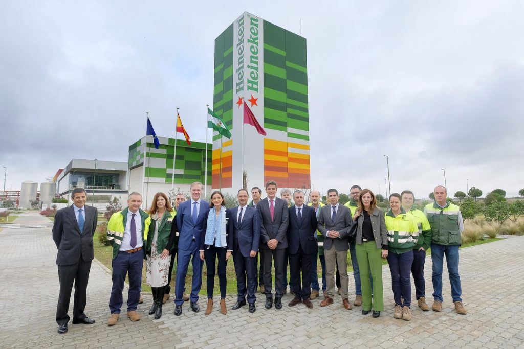 Maroto visita las instalaciones de Heineken en Sevilla, un referente de «modernidad y tecnología»