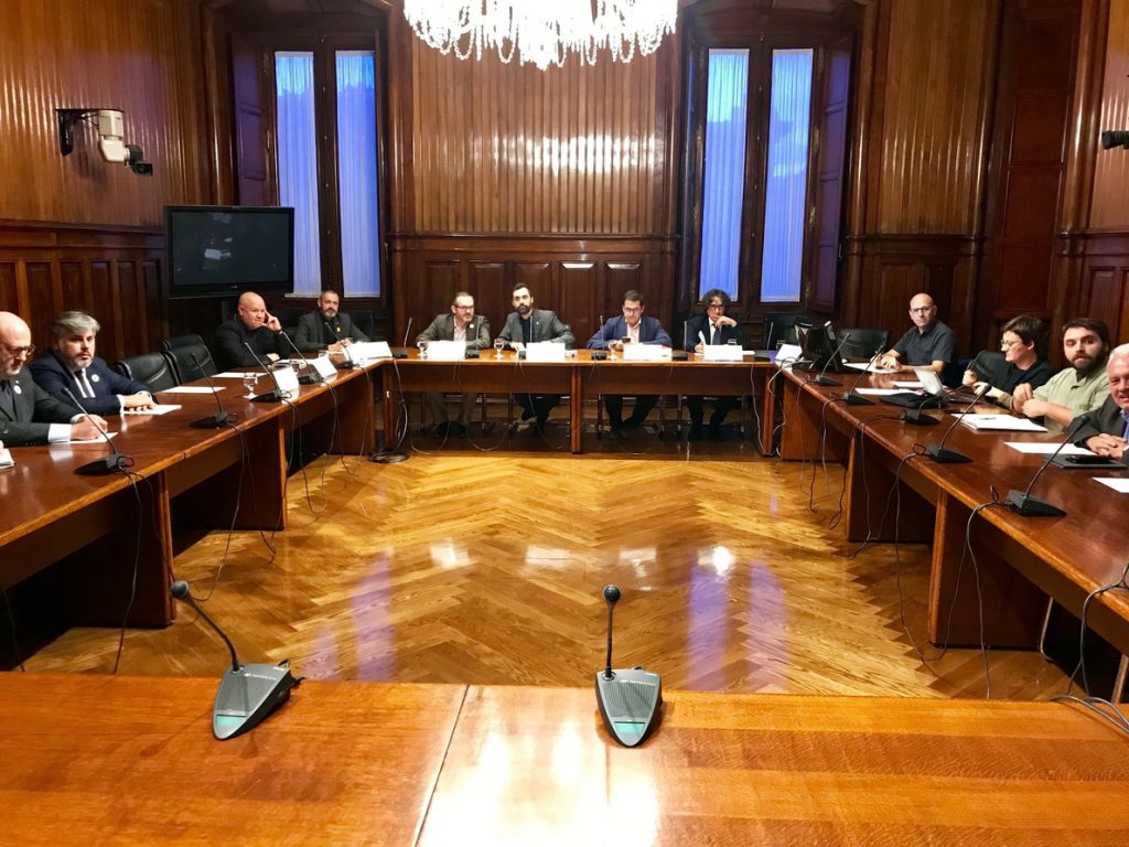 El Parlament activa la comisión que abordará la investidura telemática de Puigdemont