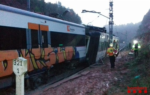 Un muerto y cinco heridos leves en el descarrilamiento de un tren en Barcelona