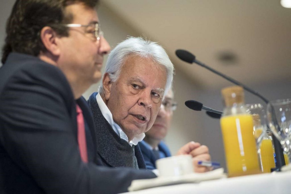 Felipe González, preocupado por la «crisis institucional» con un debate tan zafio como los insultos de Rufián