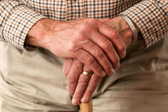 Sanidad ultima una Estrategia Nacional contra la soledad de personas mayores