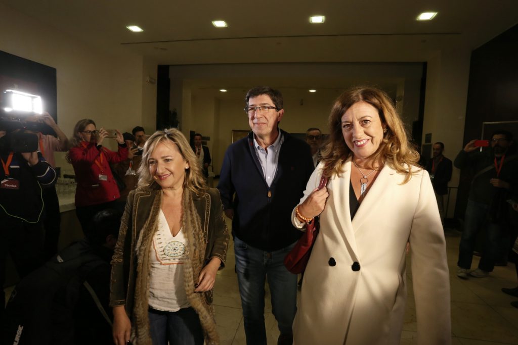 Marín, Rivera y Arrimadas llegan al hotel en Sevilla donde seguirán la noche electoral