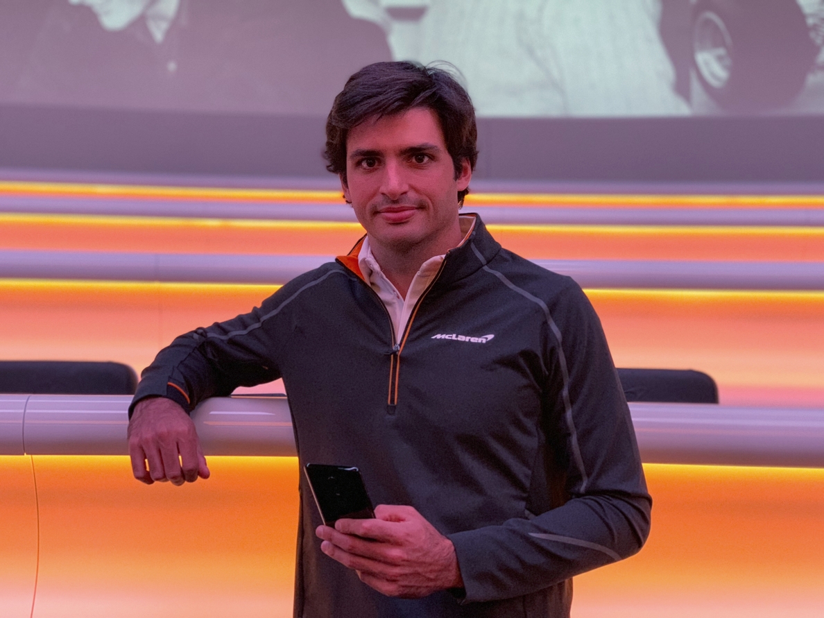 El piloto de F1 Carlos Sainz destaca «la hipercarga de 20 minutos» del OnePlus 6T McLaren