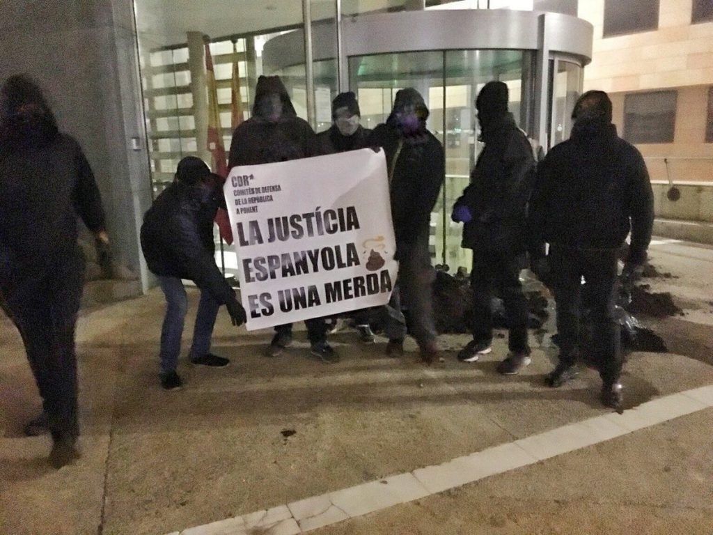 Los CDR tiran estiércol en las puertas de los juzgados de Lleida, Cervera y Balaguer
