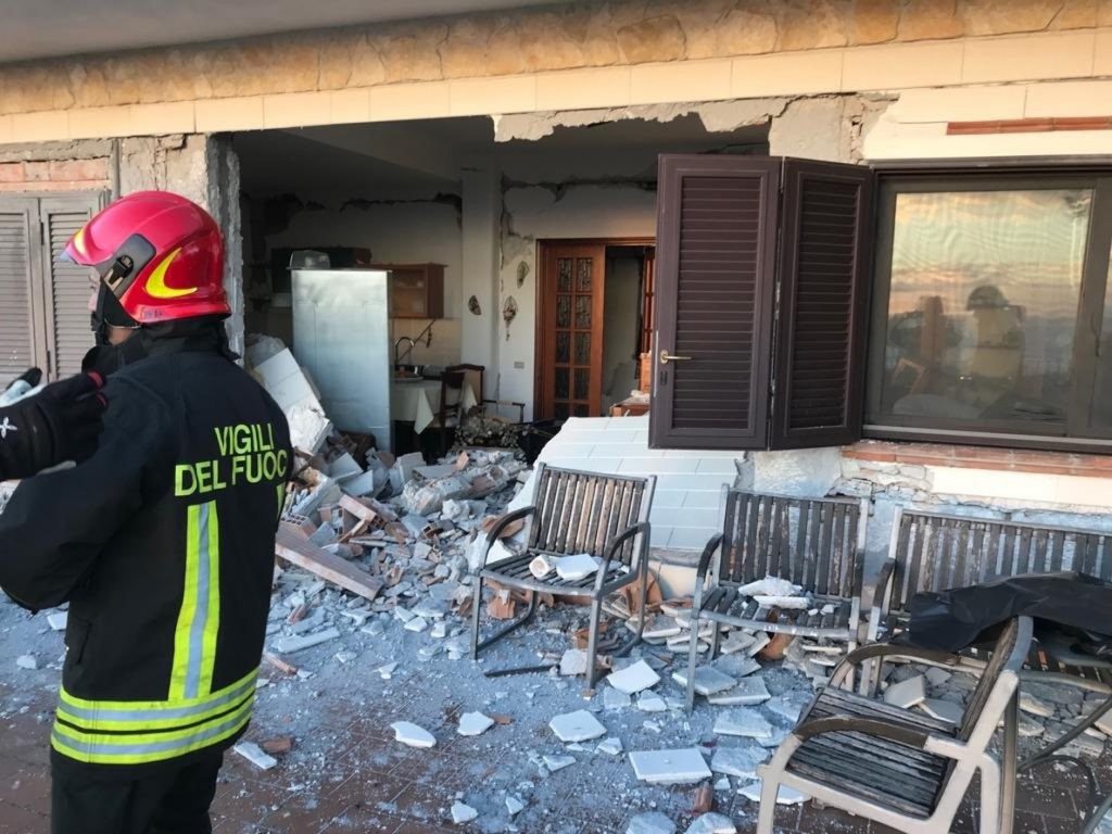 Un terremoto con epicentro en la falda del Etna deja una decena de heridos y daños en Catania