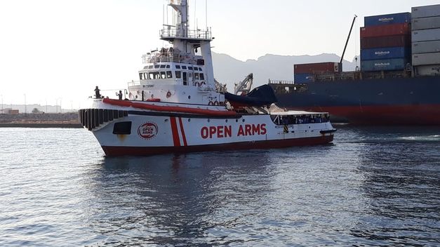 El barco Opens Arms llega al puerto de Algeciras con 300 migrantes a bordo