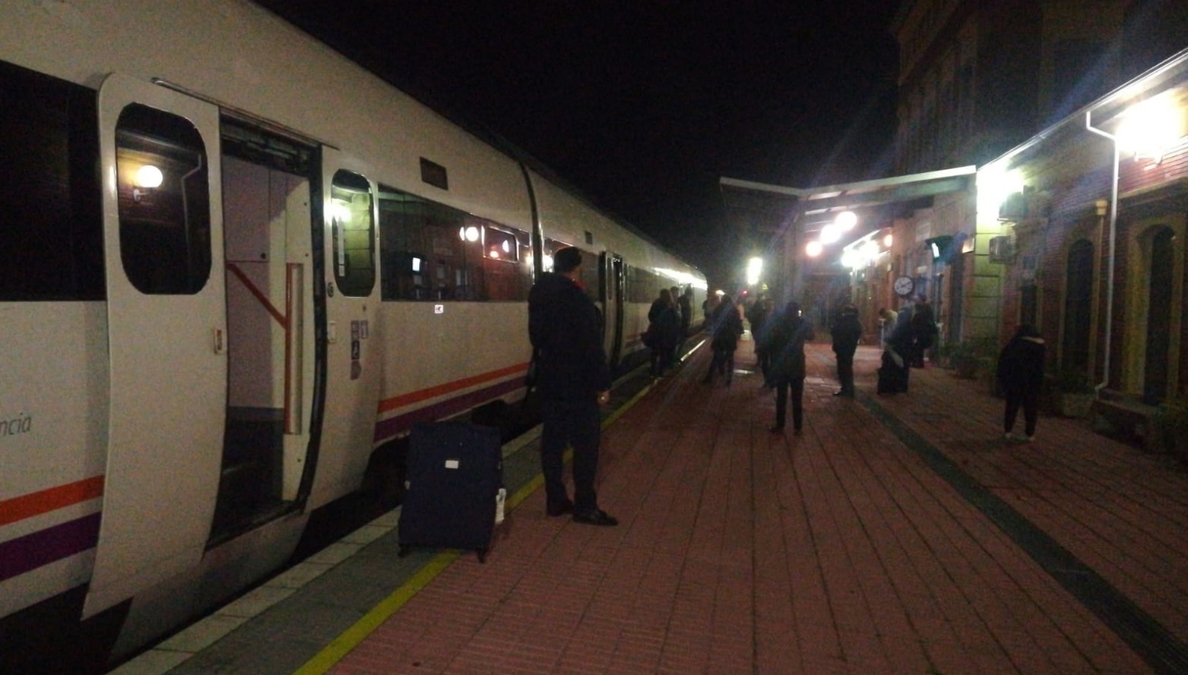 Una avería del tren Badajoz-Madrid deja tirados varias horas a 160 pasajeros