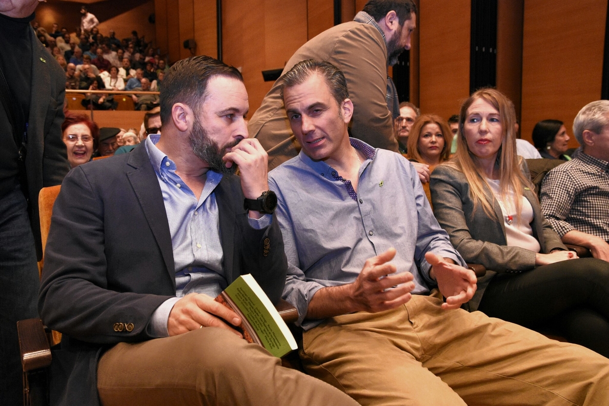Vox acusa a PP y Cs de imponer en Andalucía un acuerdo dirigido por la izquierda y reclama una mesa de negociación