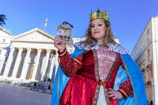 Una reina maga lleva carbón al Congreso como «castigo» por no aprobar la Ley LGTBI en 2018